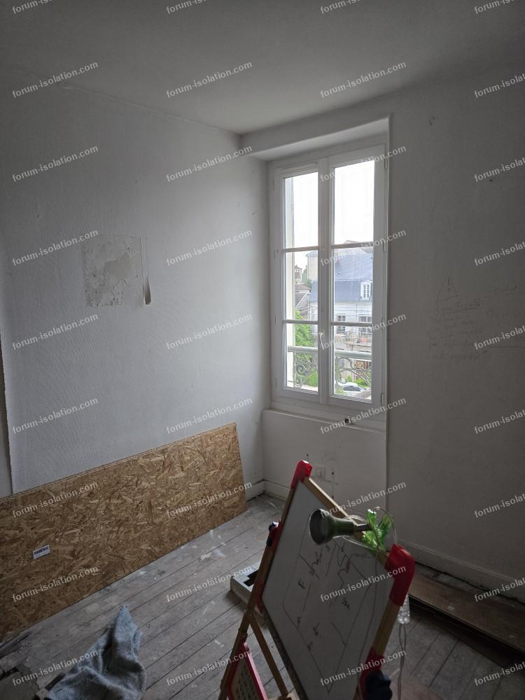 isolation fenêtre dans un coin collée au mur